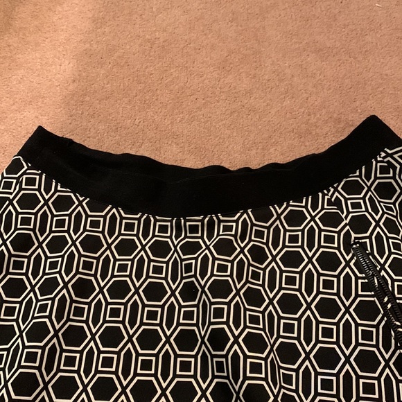 Beautiful Micheal Studio Skirt with POCKETS - Picture 4 of 4